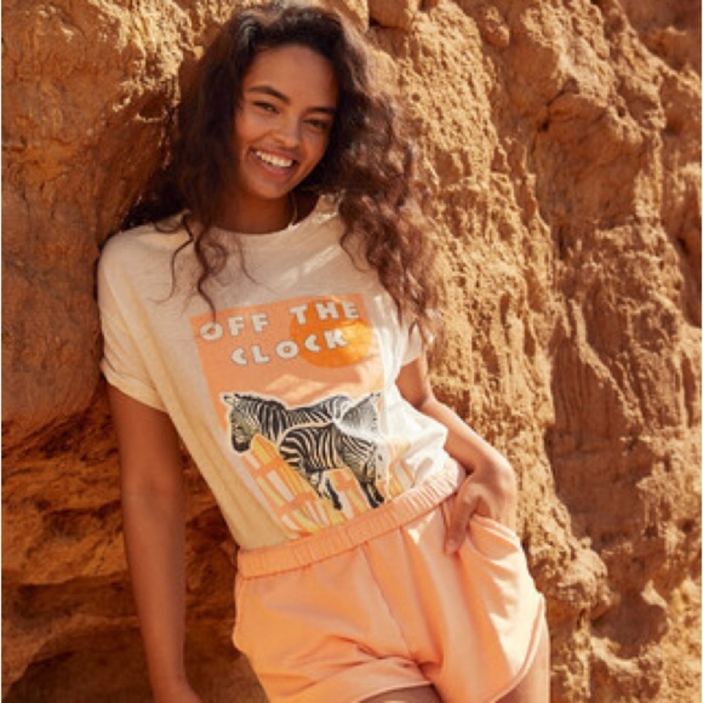 AERIE ZEBRA GRAPHIC
DISTRESSED BOYFRIEND T-SHIRT